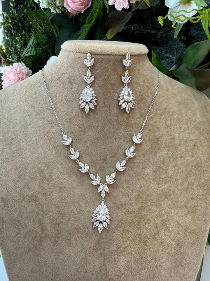 Zirve Işıltı Takı Seti