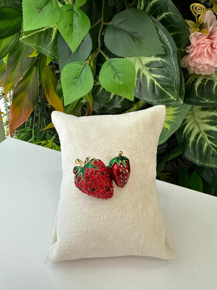 Çilekli Işıltı Broş