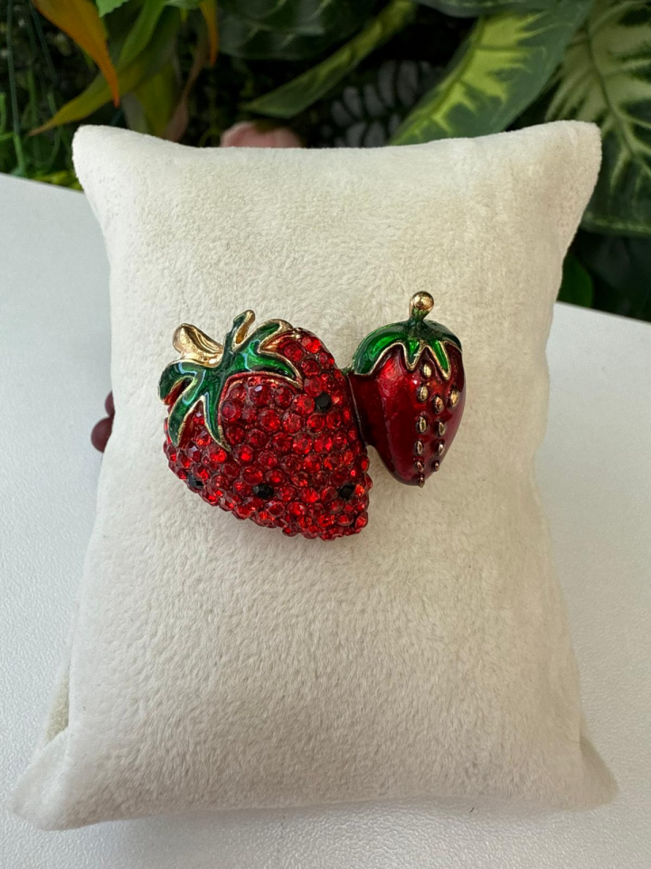 Çilekli Işıltı Broş