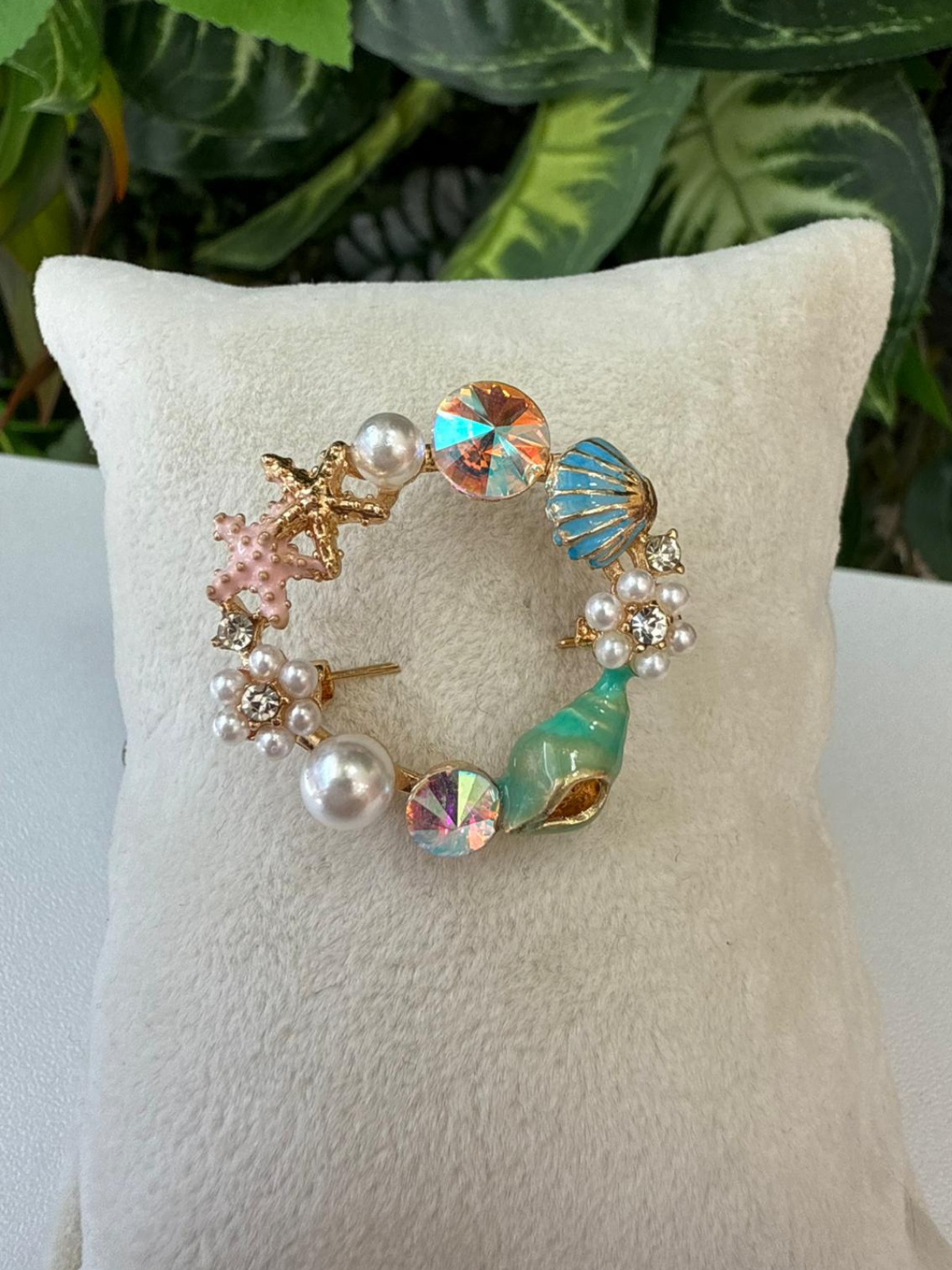 Mercan Çemberi Broş